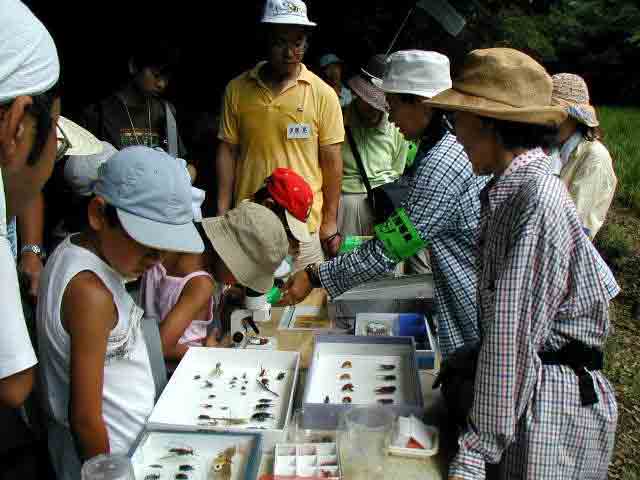 ���V�̕W�{��M�S�Ɍ���q������