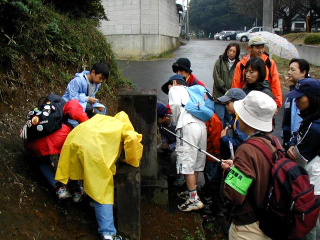 �����ɗ��n���ω��𒲂ׂ�q���B