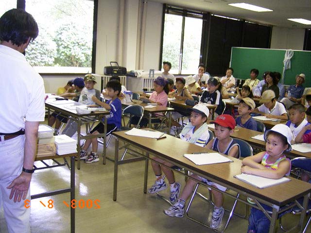 �������񂨕ꂳ����M�S�ɐ搶�̂��b�𒮂��Ă��܂�