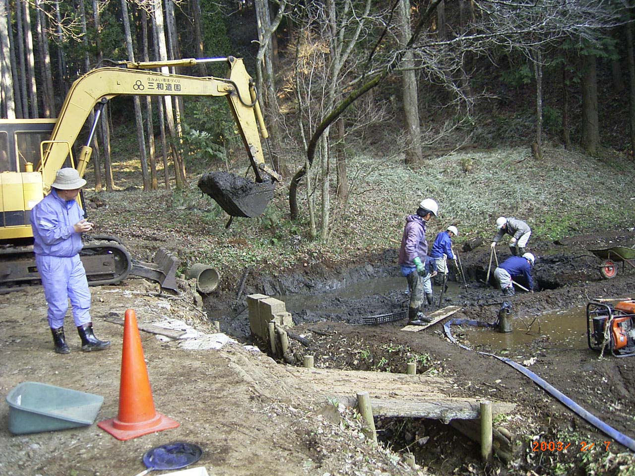 ���֒��̒r�̓D�𒲂ׂ�