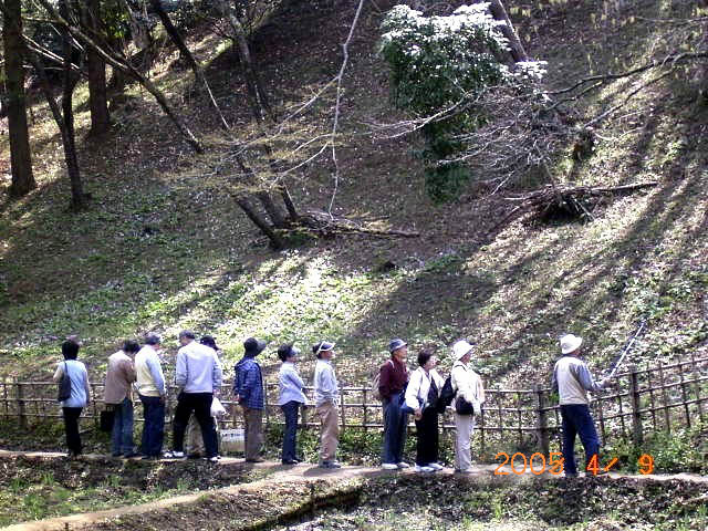 �K�ꂽ�ώ@�҂ɒ��Ҋ��c�����n�ŃJ�^�N���K�C�h������w�����̎ʐ^