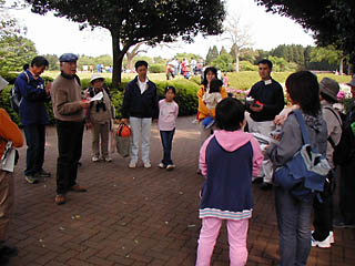 �����̐V���������Ɗ�т�U��Ԃ��Ă���ʐ^