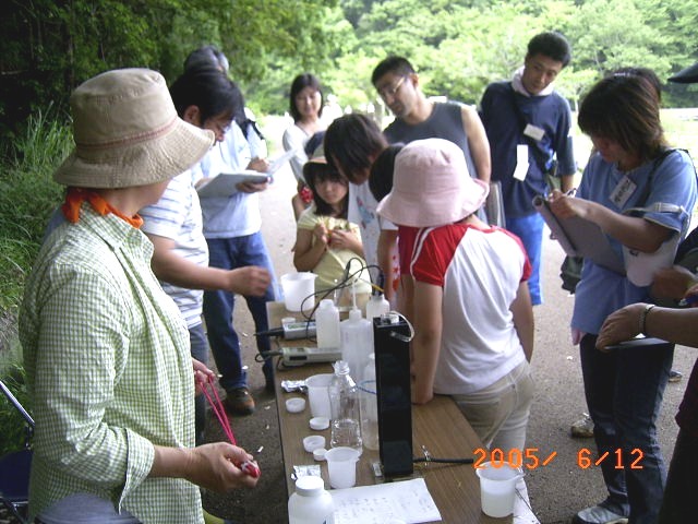 ���r�̐����̎悵�A����⌟���@��Ő����𒲂ׂ�Q���҂̎ʐ^