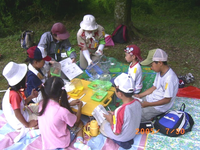 �؉A�̃e�[�u�����͂�ł̐U��Ԃ�B�ώ@�����g���{�ɂ��Ęb�������Ă���ʐ^