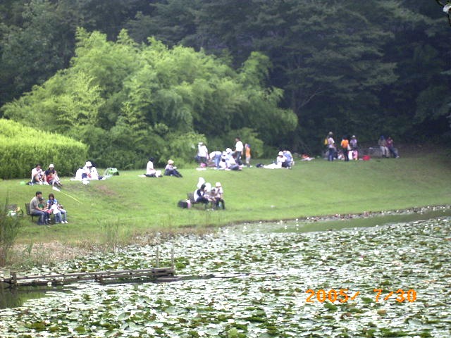 �r�̔ȂŁA�����x�݂̂ЂƎ��A�Ƒ���F�B�Ƃ����ȉ�b���y����ł���ʐ^