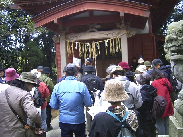 �W�Ԑ_�Ђ̑O�Łu��������Ȃ����g�݁v�̐������󂯂Ă���ʐ^