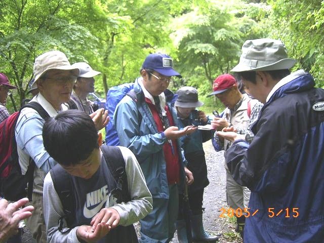 80���N�O�̔~�����w����̎悵������ɃL���L������_�������Q���҂̎ʐ^