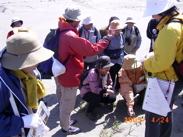 �R�E�{�E���M�̗Y�Ԃ��ώ@���A�u�t���炻�̓����Ȃǂ̐������󂯂Ă���ʐ^