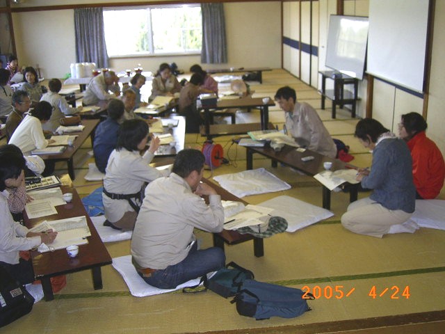 ���K�I����A����̒����A���S�ɂ��Ęb�������Ă���ʐ^