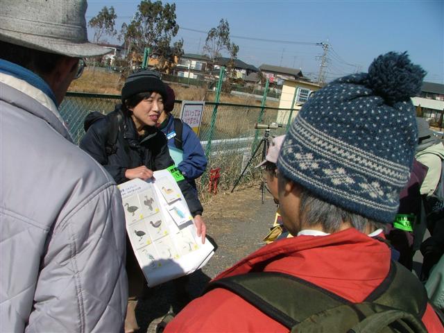 �����E�~���E�����Ȃǂ̐����𕷂��Ă���Q���҂̎ʐ^