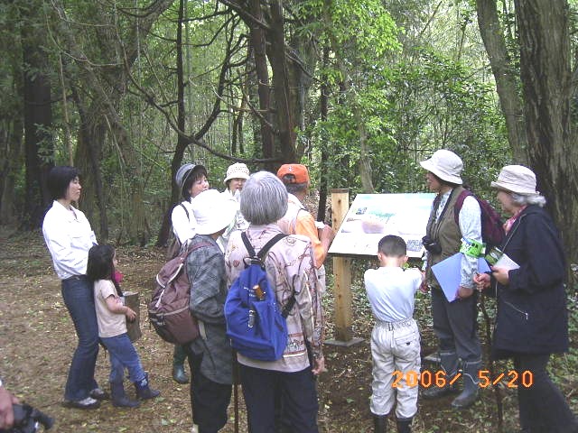 �����ǂ�ł���Q���҂̎ʐ^