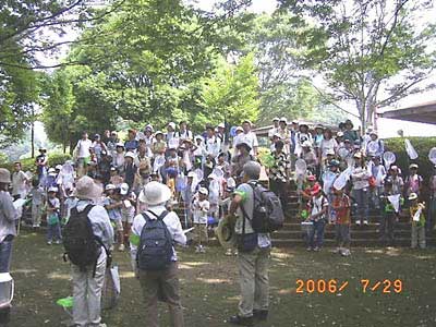 69���̎q�ǂ����Q�����Ă���A�ώ@��̓��e�A���ӎ����̐������󂯂Ă���ʐ^