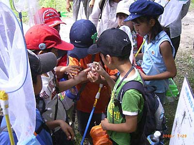 �߂܂����j�z���A�J�K�G�����@�@�@�@�@
�J�b�v�����Y�Ŋώ@����Q���҂̎q�ǂ��̎ʐ^