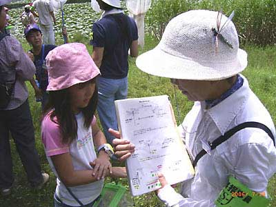 �߂܂����C�g�g���{���w�����ƈꏏ�Ɋώ@���}�ӂŒ��ׂĂ���ʐ^