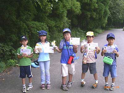 �j�̎q�S�l���̎q�P�����u���a�̐X���R���m�v�F��؂������Ďʂ��Ă���ʐ^