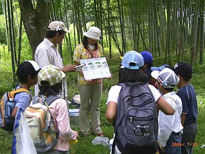 �V�l�̎q�ǂ��̑O�ŊG�������āA�Ƃ�ڃN�C�Y�����Ă���ʐ^