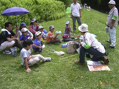 9�l�̎q�ǂ��̑O�łƂ�ڃN�C�Y�����Ă���w����