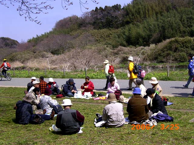 ���H���O���[�v�ւɂȂ��ĂƂ�Ȃ���ߑO�̊ώ@��̘b���e��ł���ʐ^