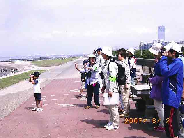 �������Ƃ��납�猟����̕l�����Ă���Q���҂̎ʐ^