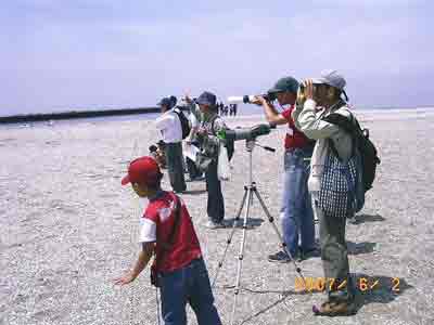 �o�ዾ�ŃR�A�W�T�V��T���Ă���6���̎ʐ^