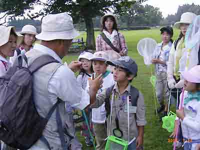 �q�ǂ��̑O�łƂ�ڂ̉H�̂��ݕ��������Ă���w�����̎ʐ^