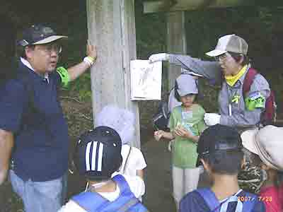 ��l�̎w�������C���X�g�������Ȃ���q�ǂ��̎Q���҂ɐ������Ă���ʐ^