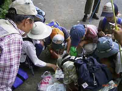 �ώ@�n�}�̎���ŁA�T�l�̎q�ǂ��Ƒ�l�̎Q���҂����Ⴊ�ݍ���ł���ʐ^