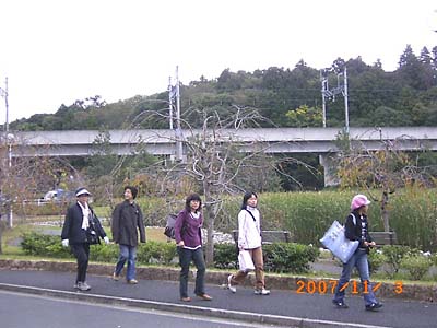 ��S�r���ώ@���Ȃ����S�r��n�֕����Ă���T�l�̎Q����