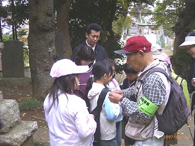 �����_�Ђ̋����ŃV4�̎����E���ĐH�׎肢��R�l�̎q�ǂ��Ǝw�����̎ʐ^