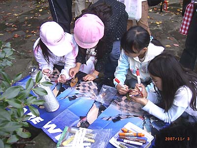 �S�l�̎q�ǂ����h���O����g�`�̎����g���ẴN���t�g�������Ă���ʐ^