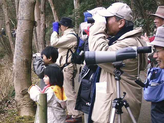 �o�ዾ�Ō��Ă����l�̎q�ǂ��ƂT�l�̑�l�̎ʐ^