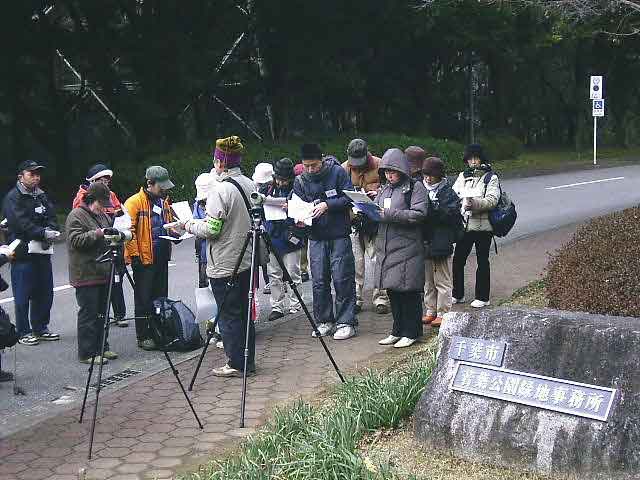 16���̎Q���҂��ʂ��Ă���B�P�����������A���́A���������Ă���